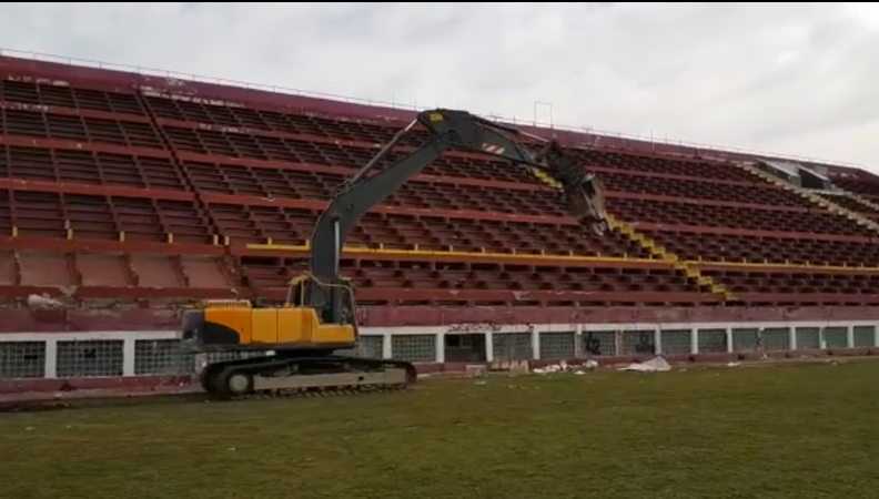 Buldozerele au intrat în Giuleşti. Stadionul Rapid este demolat