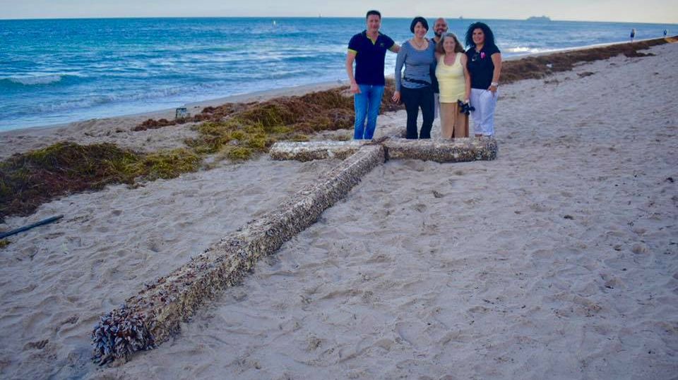 GALERIE FOTO Apariție misterioasă pe o plajă din Florida