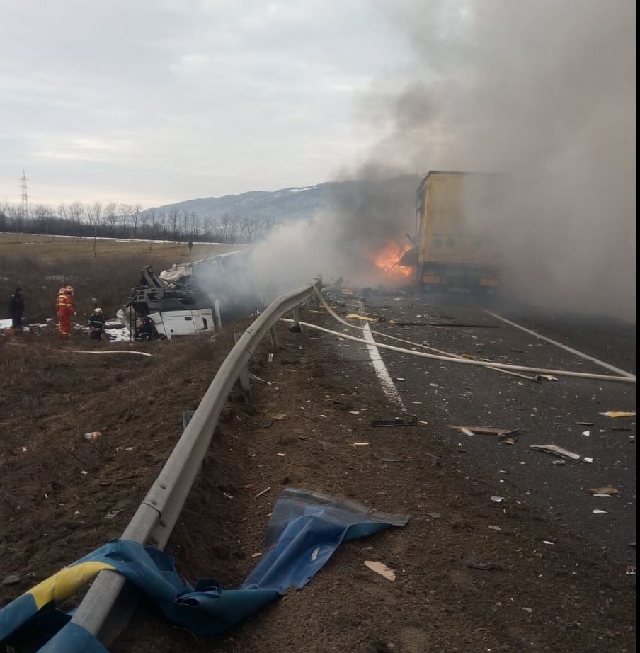Momentul impactului dintre cele două autotrenuri care au luat foc pe DN6 - Imagini șocante
