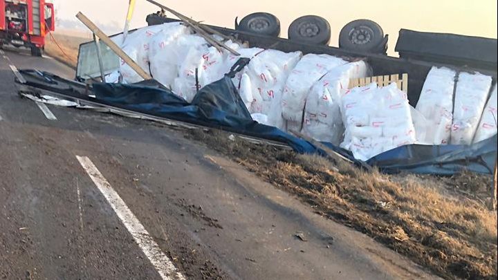 Pericol de explozie pe DN2. Un TIR s-a răsturnat, șoferul a murit