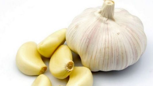 Ce se întâmplă în corpul tău dacă mănânci 6 căței de usturoi într-o zi