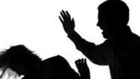 Filmare şocantă, şi-a bătut partenera sub ochii prietenilor (VIDEO)