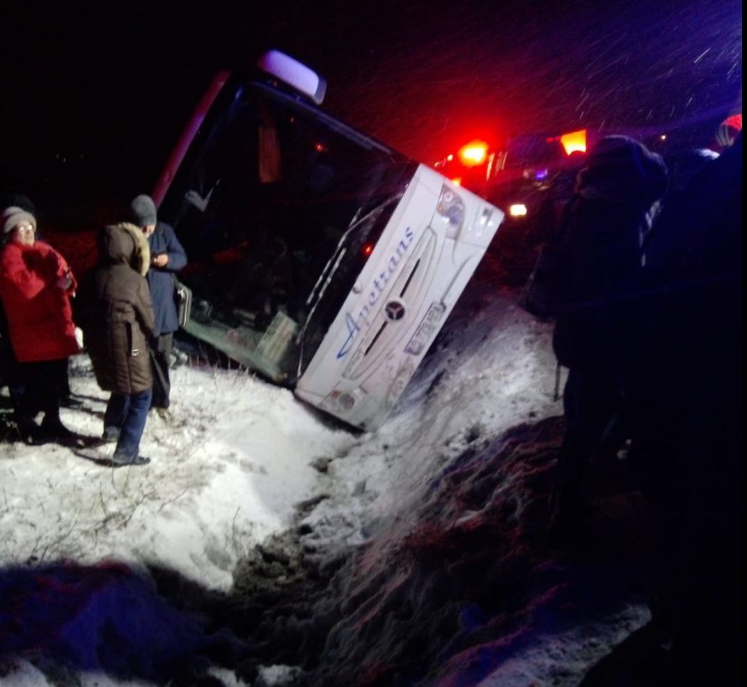 Un autocar cu 25 de pasageri s-a răsturnat lângă Codlea, Brașov