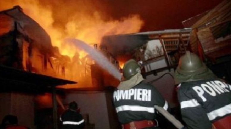 Incendiu puternic la un restaurant din Râmnicu Vâlcea. Zeci de persoane au fost evacuate