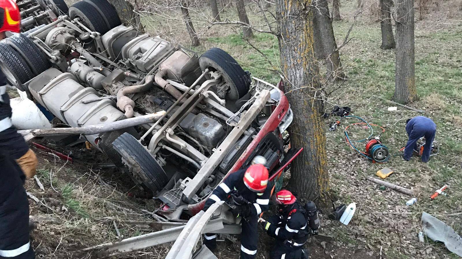 O cisternă plină cu sodă caustică s-a răsturnat în apropiere de Huşi