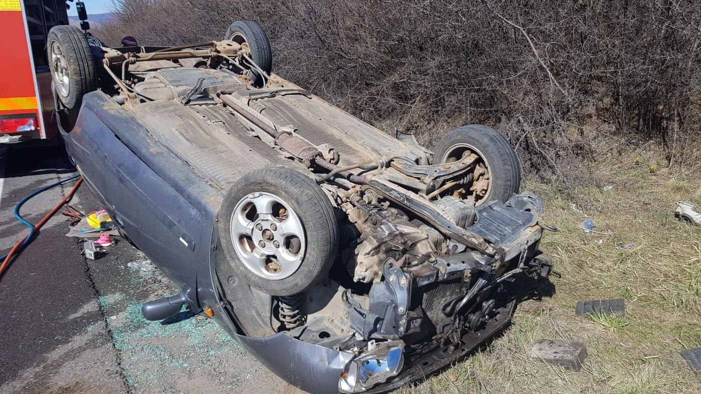 O şoferiţă s-a răsturnat cu maşina în care se mai aflau şi doi copii