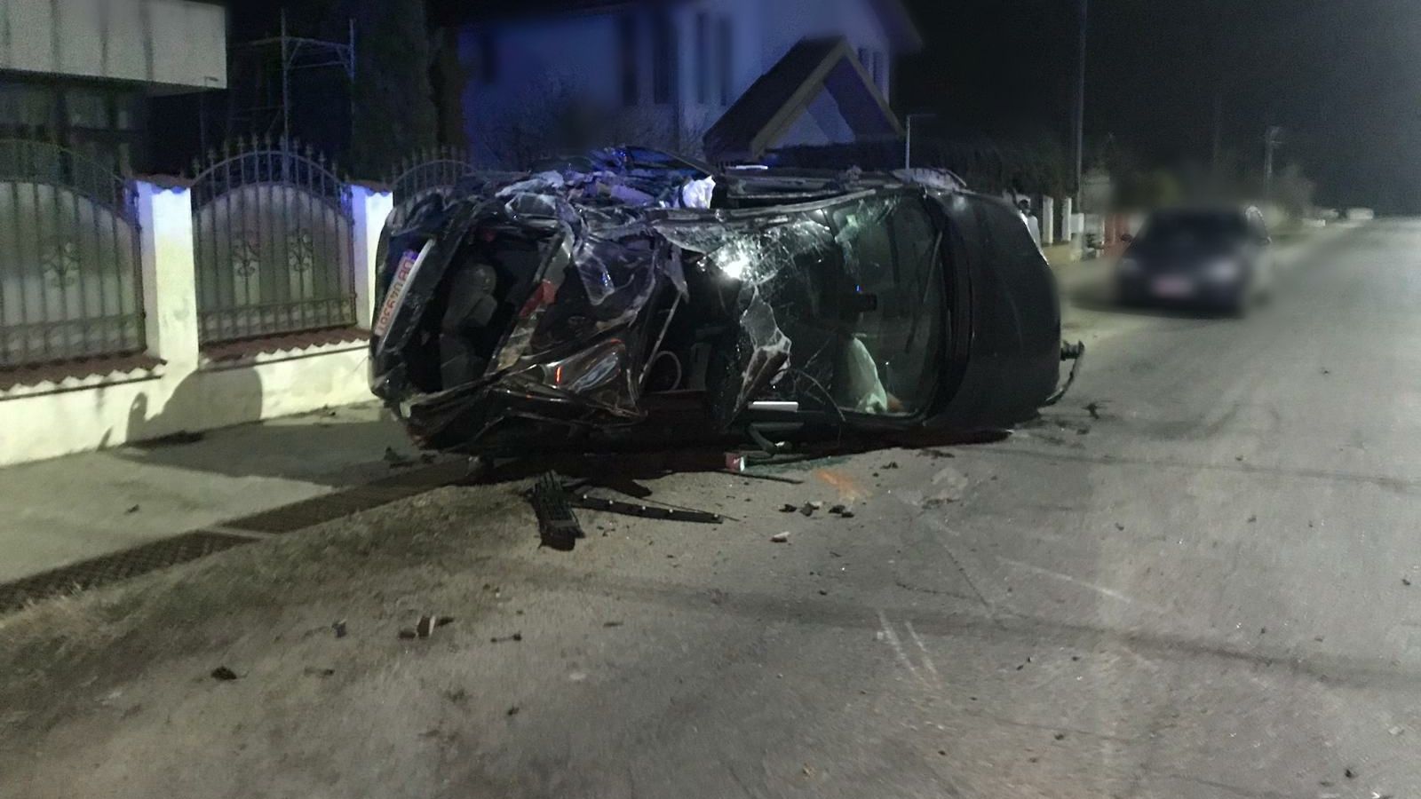 Accident în Dâmboviţa: Un șofer băut a scăpat cu viață după ce s-a răsturnat cu mașina