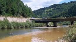 Bombă ecologică în Apuseni, canalizarea unui oraș deversată într-un râu