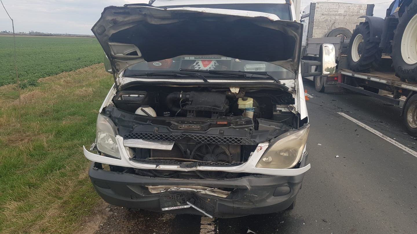 Panică pe DN 71! Trei autovehicule s-au ciocnit, după ce o roată de rezervă a căzut pe șosea