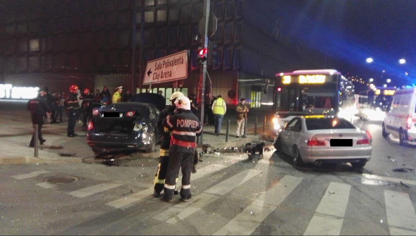 Accident cumplit în Cluj, cu trei mașini implicate. 5 persoane rănite