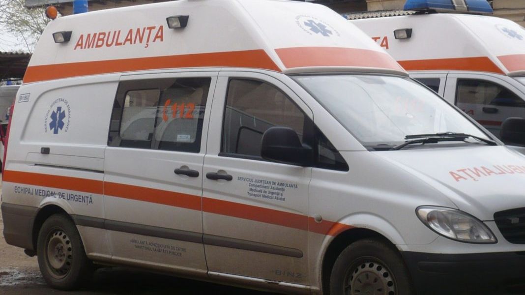 Poliţist rănit în misiune după ce maşina în care se afla a fost acroşată de un autobuz