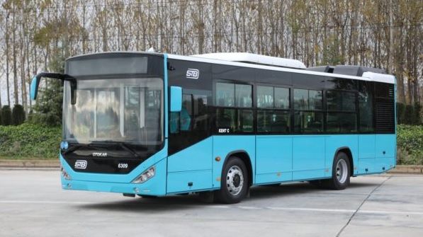 Incident șocant în Capitală: un autoboz Otokar a intrat într-un copac. Primele ipoteze
