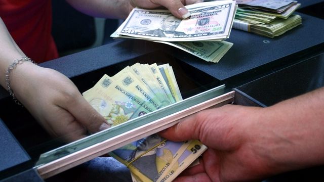 Dolarul, aproape de un nou maxim istoric, euro continuă să scadă