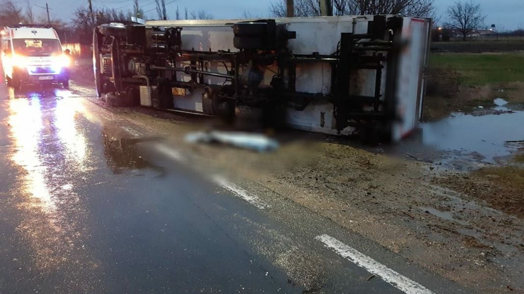 Descoperire dramatica a polițiștilor sub TIR-ul răsturnat dimineață în Dâmbovița