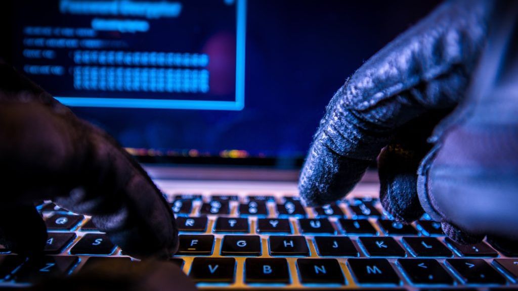 Inventatorul Internetului avertizează asupra furtului și vânzării datelor personale