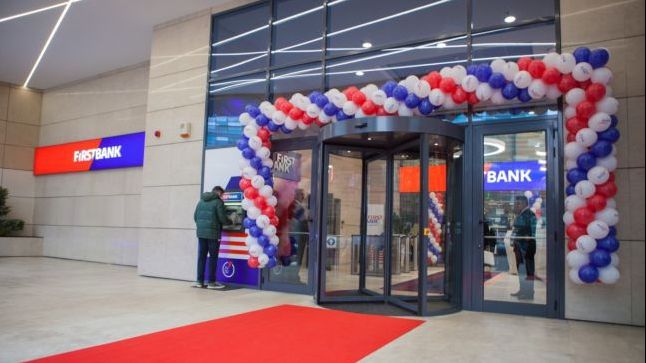 Angajaţii First Bank, protest la sediul din București după anunțul privind concedierile