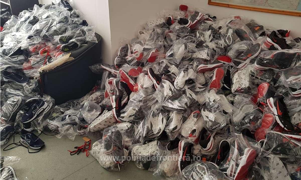 Mii de articole contrafăcute, confiscate de polițiștii de frontieră la Giurgiu