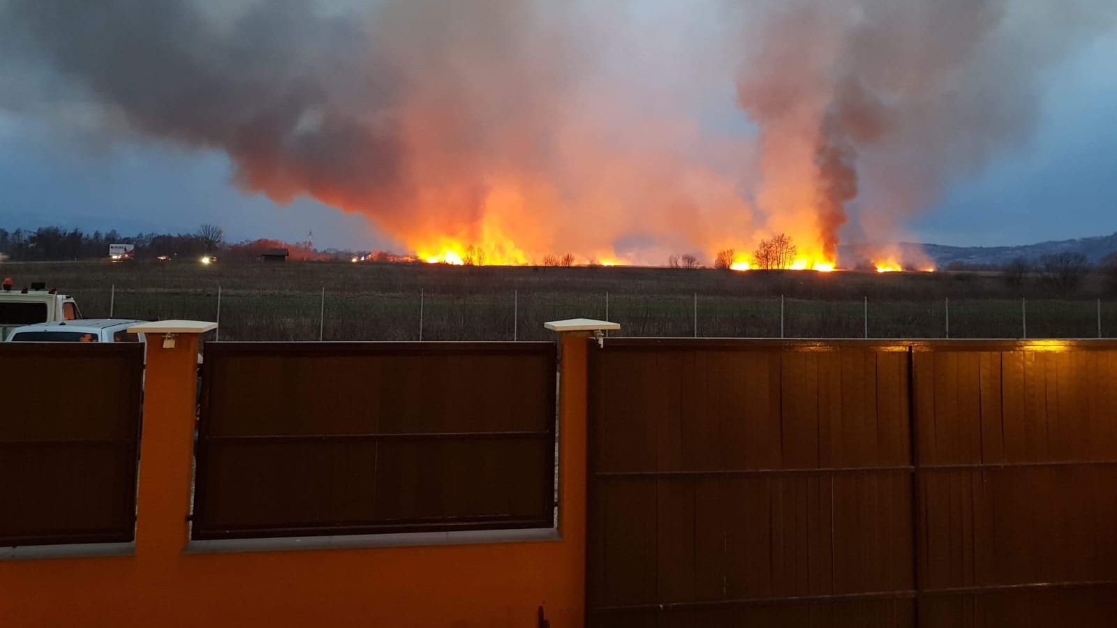 Incendiu violent de vegetaţie! Traficul pe DN1, blocat!