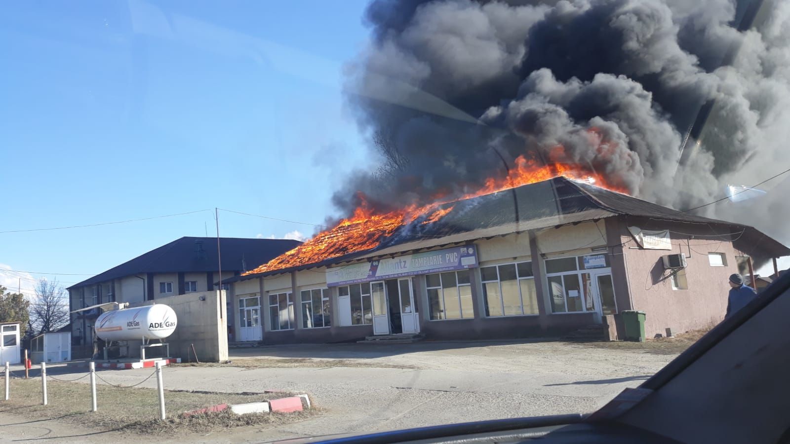 Incendiu la o fabrică de termopane din județul Argeș. VIDEO