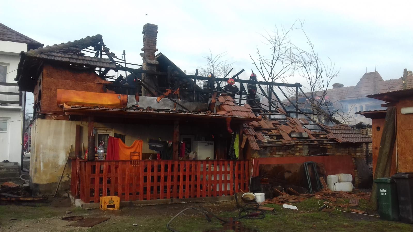 Incendiu puternic la Mioveni! Trei case, distruse de flăcări