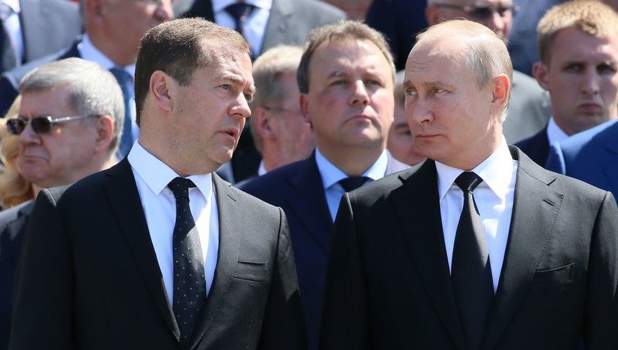 Dmitri Medvedev, alături de Vladimir Putin