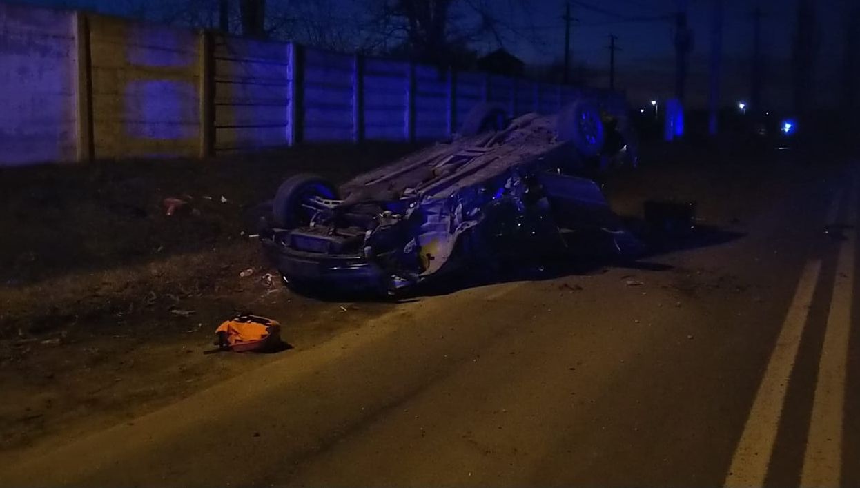 Cascadorie în Caracal. Un șofer băut s-a răsturnat cu mașina, încercând să fugă de poliție