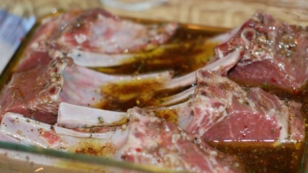 Această este probabil cea mai bună marinadă pentru friptura de miel. Secretul culinar al Paştelui