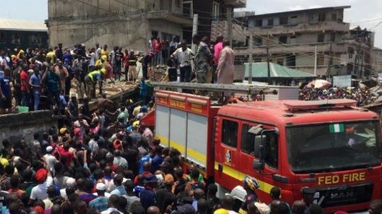Școală prăbușită în Nigeria: cel puțin 8 morți. Mai mulți elevi, prinși sub dărâmături
