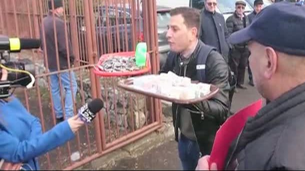 Liviu Dragnea a fost așteptat cu huiduieli, cătușe și o tavă cu rahat turcesc la Reșița