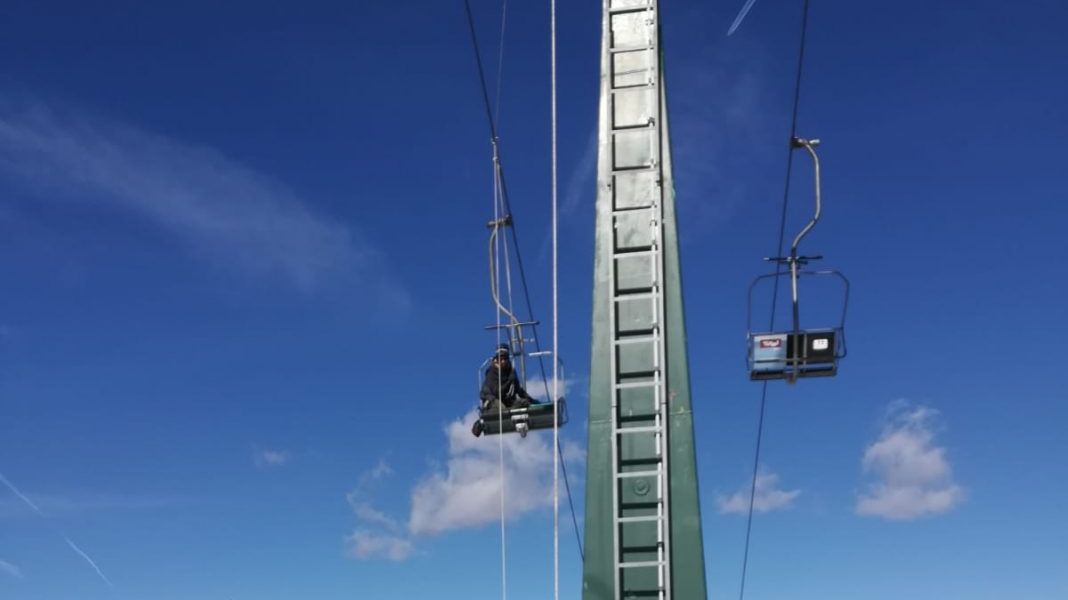 8 turişti, blocaţi în telescaunul de la Păltiniş. Instalația s-a defectat