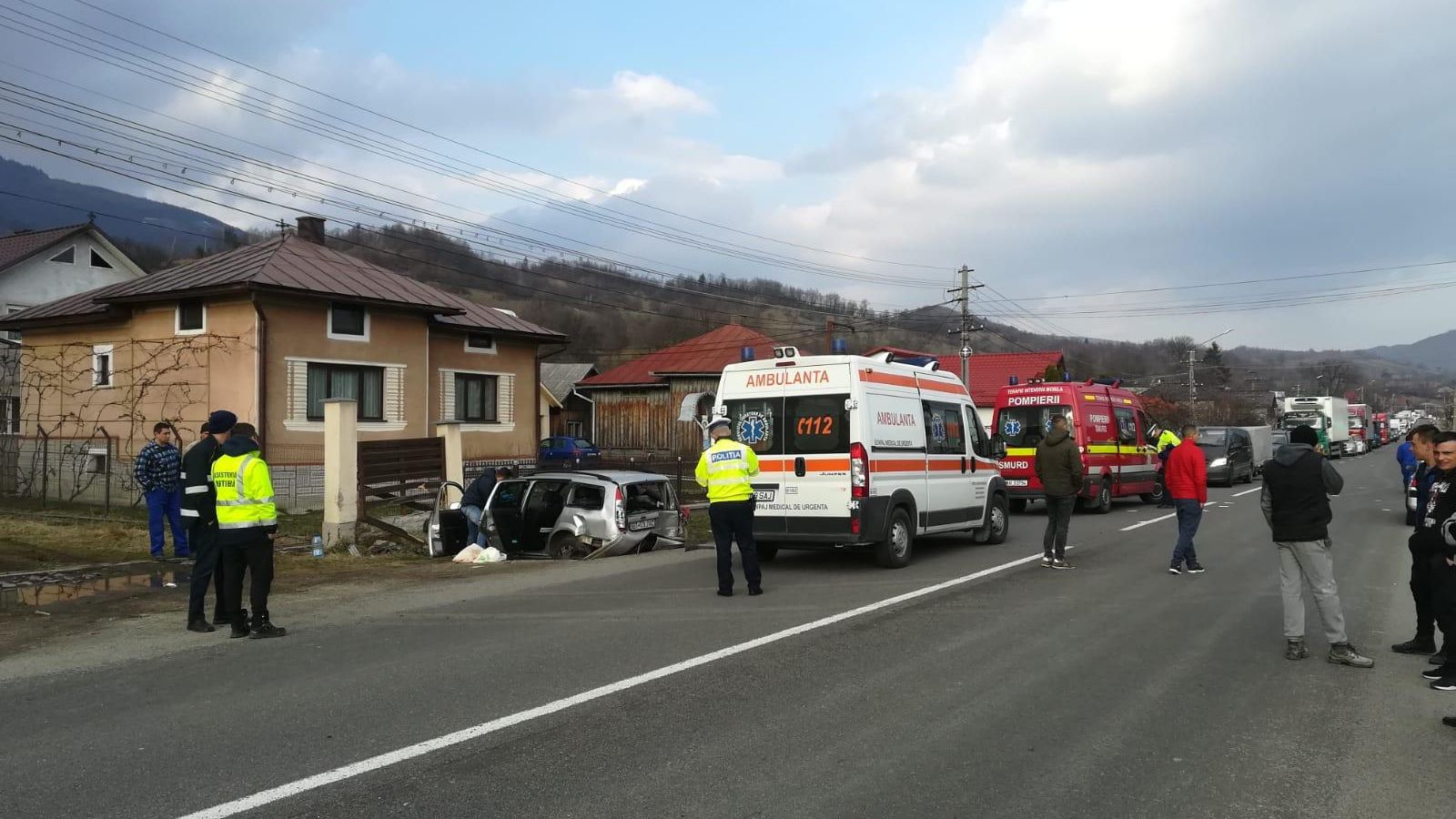 Accident grav în Bistrița: 8 persoane, între care doi copii, implicate. Impact nimicitor