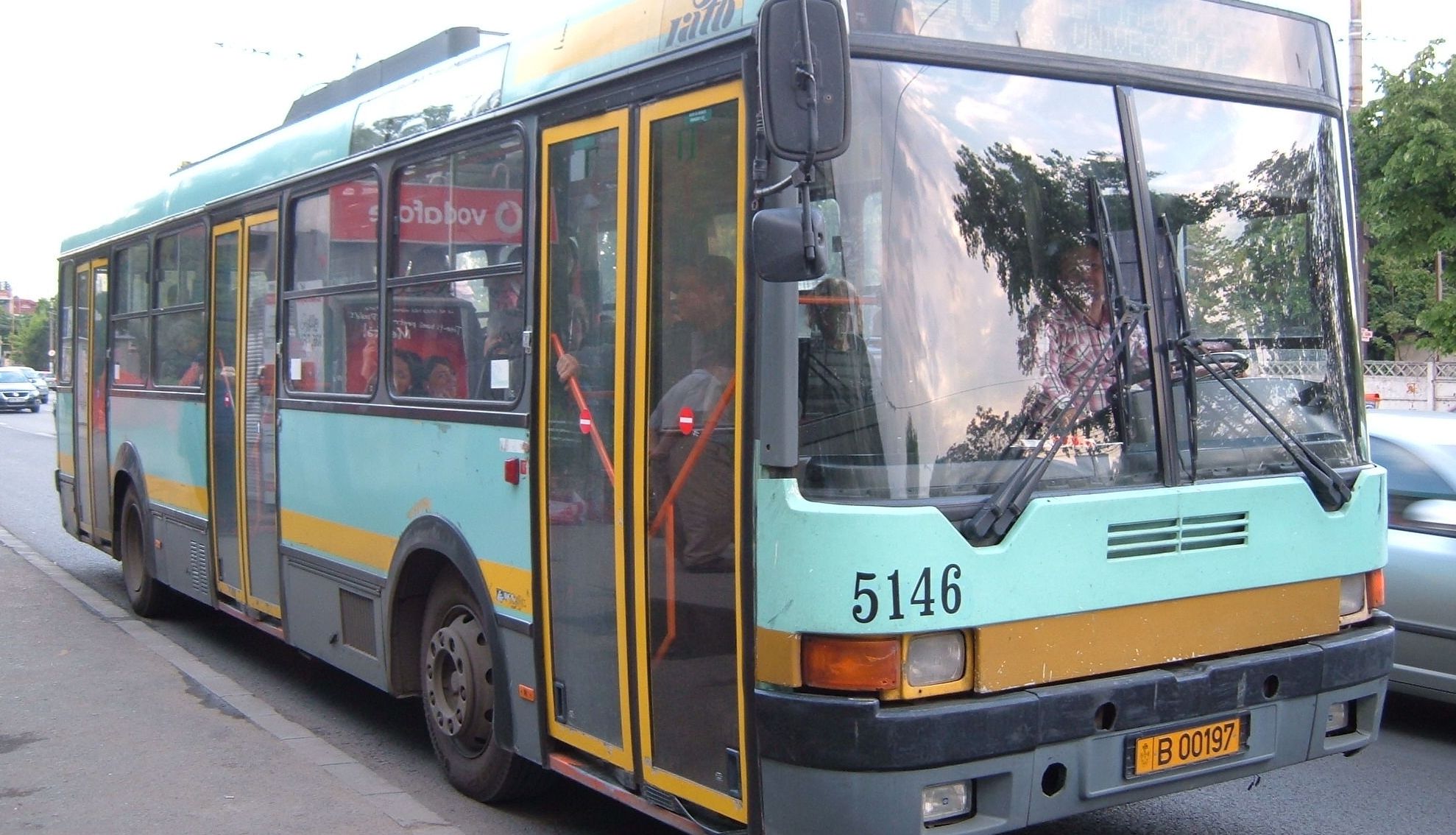 Accident grav între un troleibuz și un autoturism în Centrul Capitalei. Trafic îngreunat