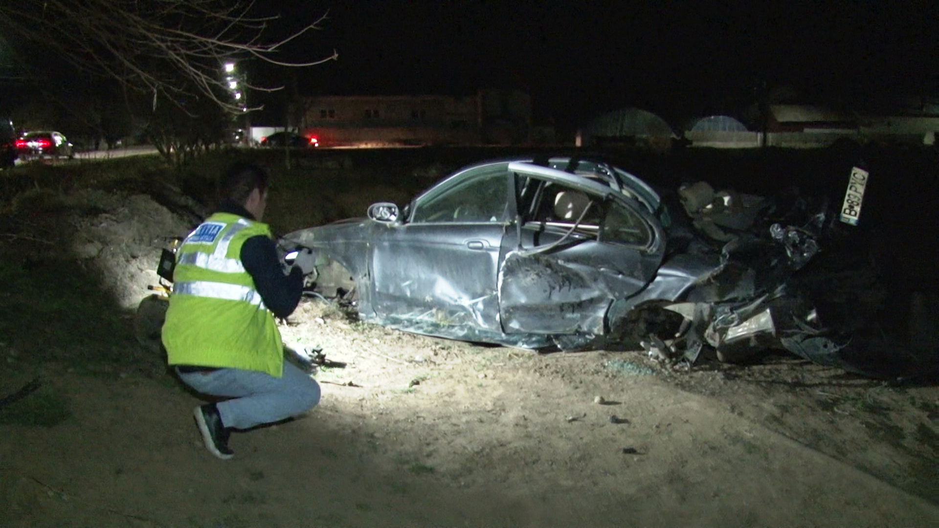 Jaguar răsturnat, abandonat pe un câmp. Ce au descoperit poliţiştii