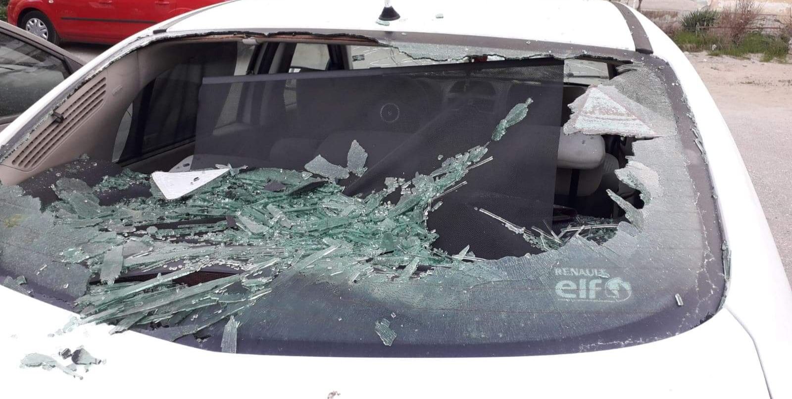 Balș: Un bărbat a spart cu pietre parbrizele mai multor autoturisme parcate