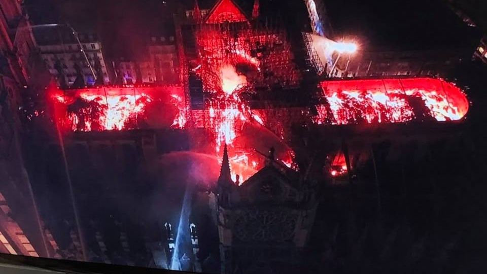 ”Vom reconstrui Notre-Dame”, anunță Macron. Primele imagini din catedrală sunt dramatice
