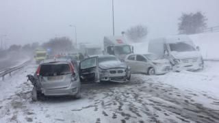 Zeci de mașini implicate în accident pe autostradă din cauza ninsorilor căzute