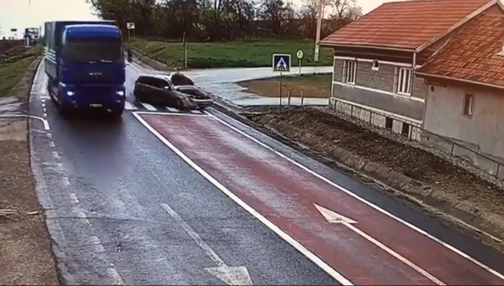 Imagini cumplite: Mașina unui șofer băut, proiectată într-o casă, după impactul cu un TIR