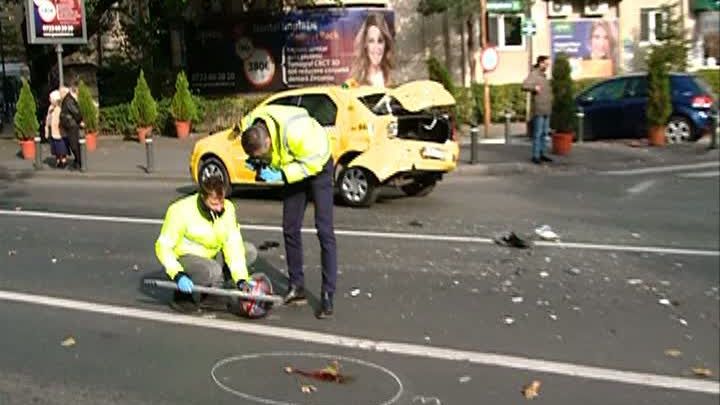 La 15 ani, a furat mașina familiei. Impact nimicitor: motociclist spulberat, 3 mașini distruse