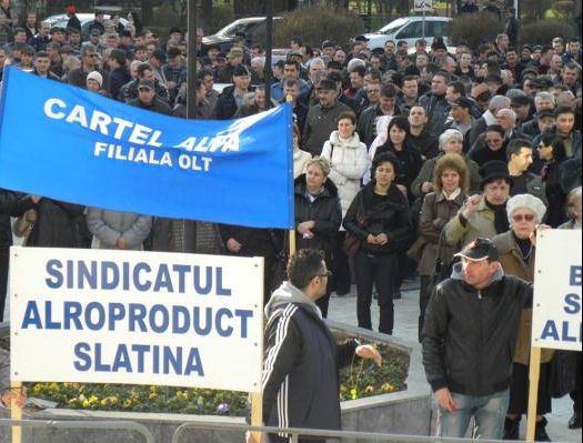 Sute de angajați ai uzinei ALRO ies în stradă