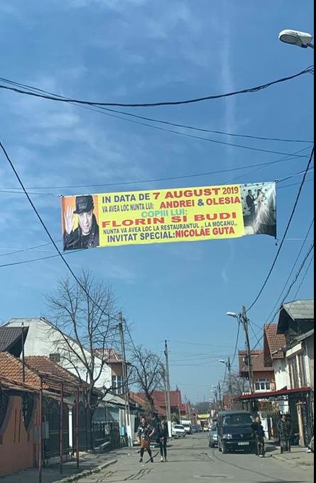 De tot râsul! Şi-a anunţat nunta cu bannere legate pe stâlpi