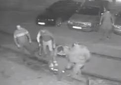 Taximetriştii care au bătut cu sălbăticie un tânăr, cercetaţi în libertate