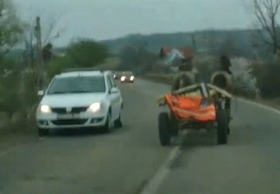 VIDEO Panică la Oituz! Doi cai au galopat pe şosea cu căruţa, fără căruţaş