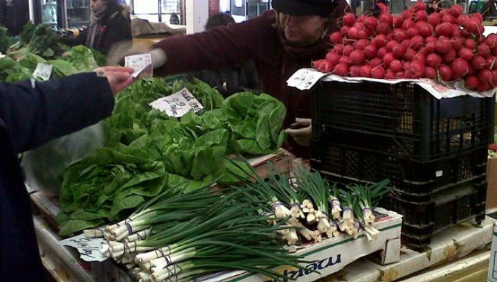 Mare atenţie! Greşeala pe care multă lume o face când cumpără salată şi ceapă verde