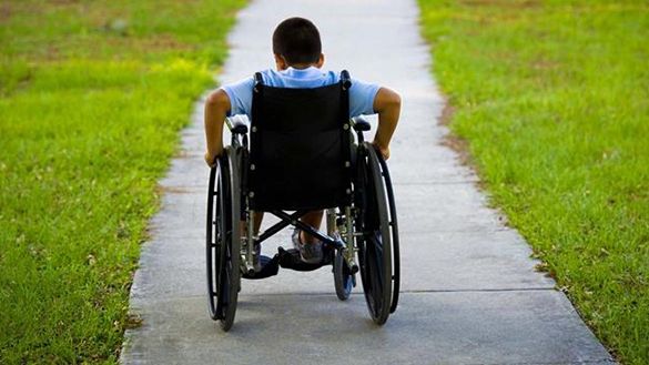 Copiii cu dizabilităţi, fără asistenţi personali. Au fost concediați de mai multe primării din țară