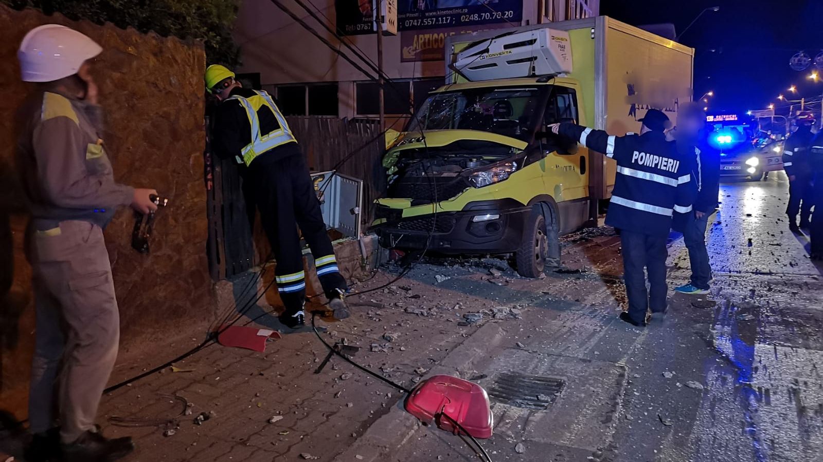 Accident în Piteşti: A intrat cu mașina într-o conductă de gaze. Șoferul, sub influența alcoolului
