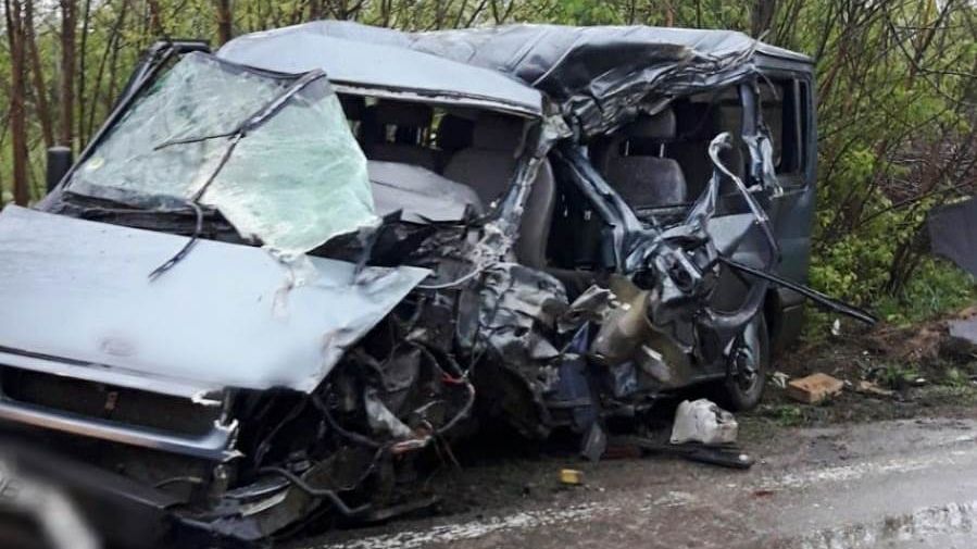 Ciocnire violentă între un TIR și un microbuz. Şase persoane au fost rănite