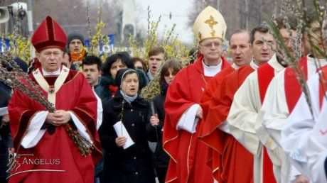 Floriile Catolice. Iohannis, la slujba de la Catedrala romano-catolică din Sibiu