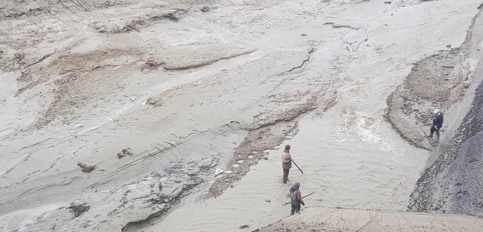 Pescuit cu furca în prima zi de prohibiție pe Lacul Galbeni din Bacău(Video)