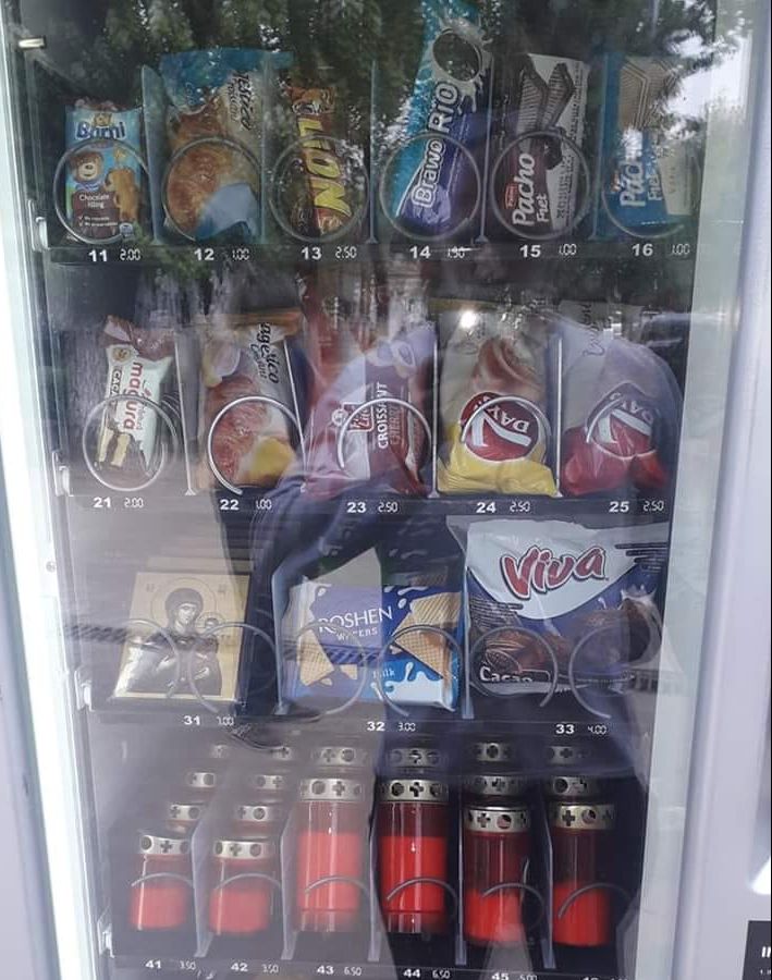 Icoane şi candele, vândute la tonomat