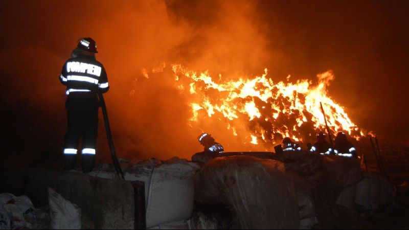 Realitatea de Iaşi: Copil de trei ani, mort după ce a fost prins într-o casă în flăcări